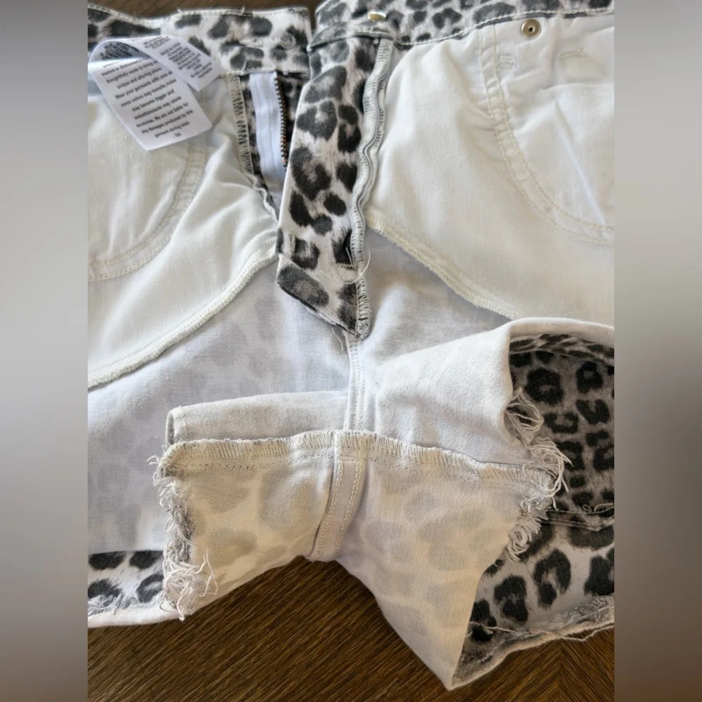 GOOD AMERICAN Animal Print Black/White Shorts 4/27 preowned - Picture 12 of 16